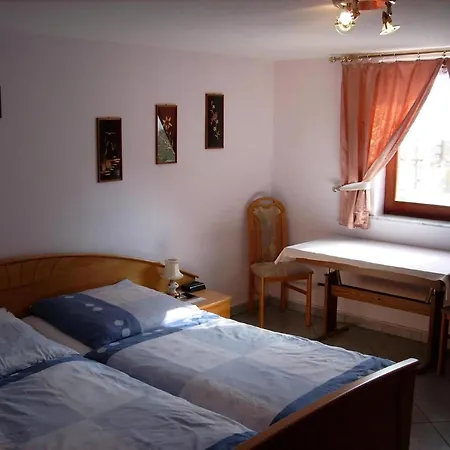 Gemuetliche In Obernaundorf Mit Gemeinschaftlichem Pool, Grill Und Terrasse Apartment
